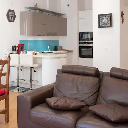 Appartement #22 Emma 2bdr Balcony Center Town 2mins Tramway *