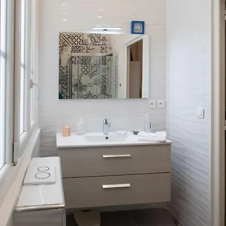 #22 Emma 2bdr Balcony Center Town 2mins Tramway Apartman *
